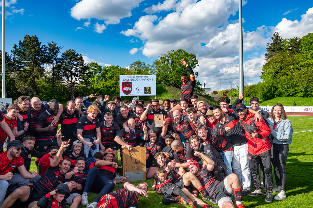 Photo des rugbymans du COMBagneux avec le trophée régional 1 lors de leur victoire à Massy en 2024